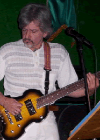 Alfie Gayle en bajo