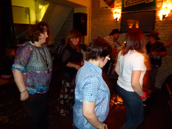 Bailando country en el Shannon Irish Pub